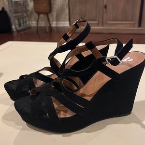 Black wedges